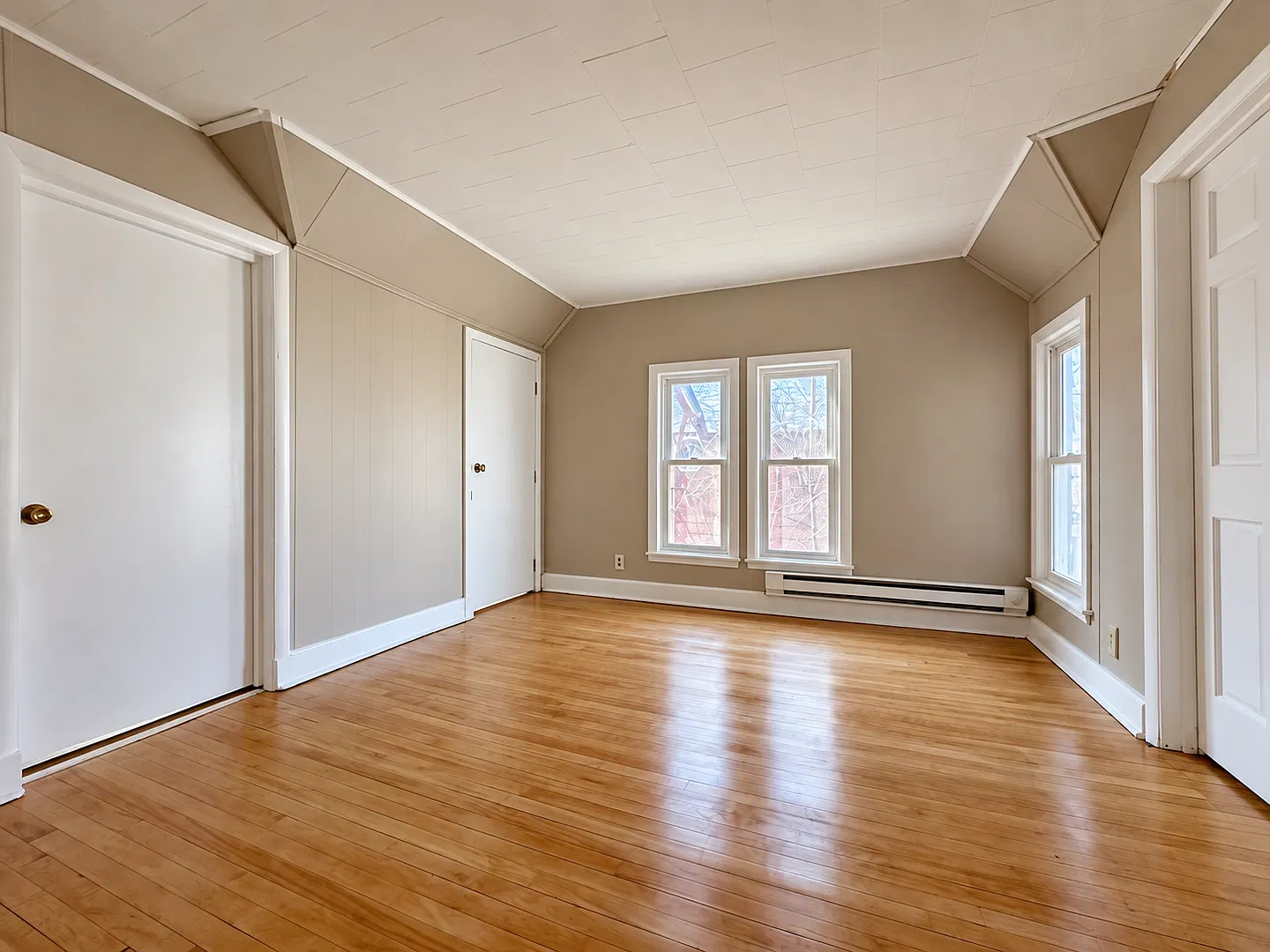 Impressive 5-bedroom 2-bathroom Home in St. Paul! — Photo 2
