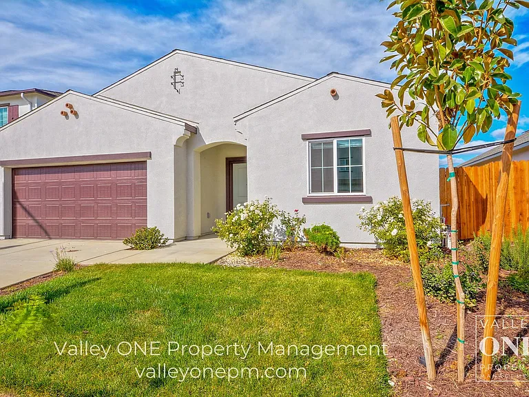933 Tipton Ln — Photo 2