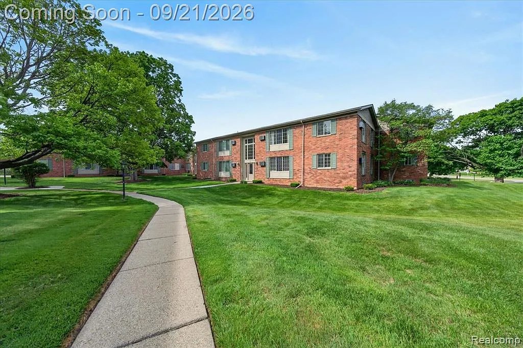 2 bed, 1.0 bath, 817 sqft, $1,500 — Photo 2