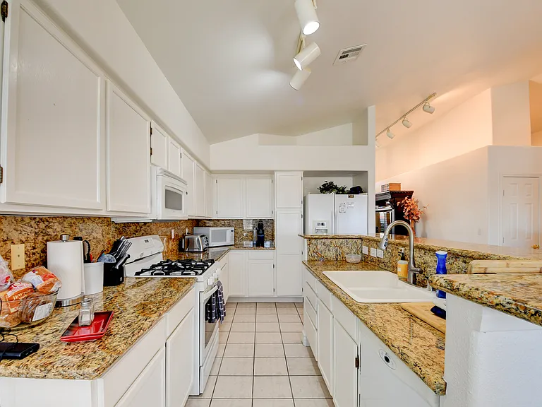 7365 Tamarind Ave — Photo 22