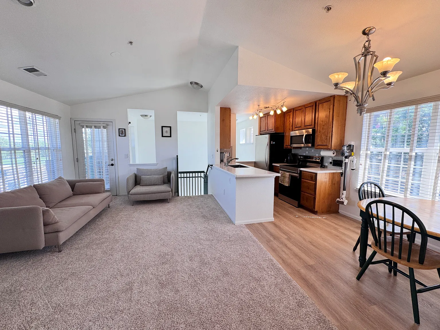 2 bed, 1.5 bath, 949 sqft, $1,900 — Photo 2