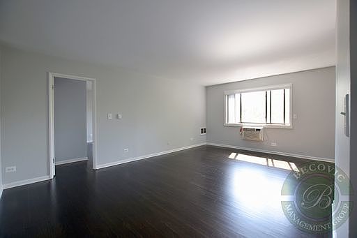 3rd image of 7545 N Winchester Ave APT 301