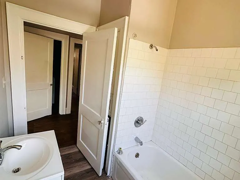 1921 James Ave — Photo 6