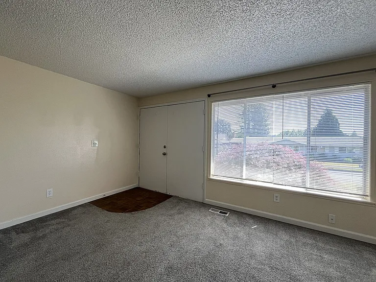 687 SE Barnes Ave — Photo 21