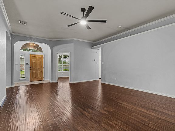5th image of 110 Chinaberry Trl