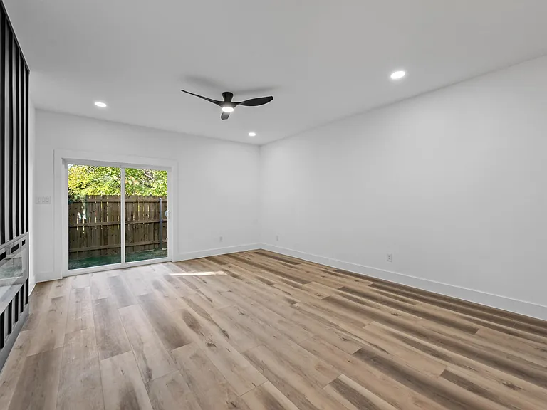 2413 Easley St — Photo 11