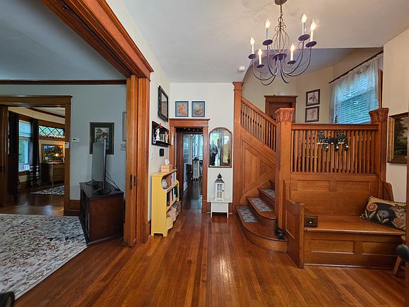 4th image of 414 Douglas St