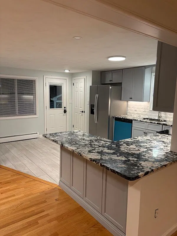 2 bed, 1.0 bath, 1001 sqft, $2,850 — Photo 2