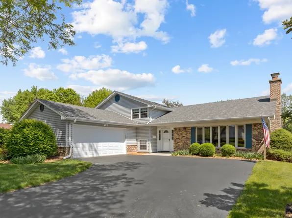 200 Red Bridge Rd, Lake Zurich, IL 60047