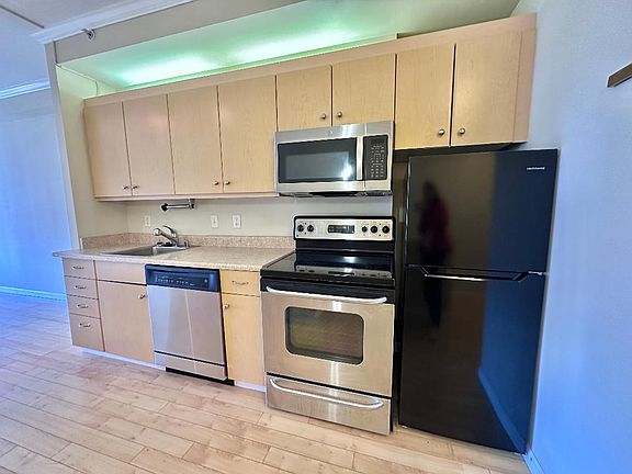 2nd image of 140 S Van Ness Ave Unit 1024