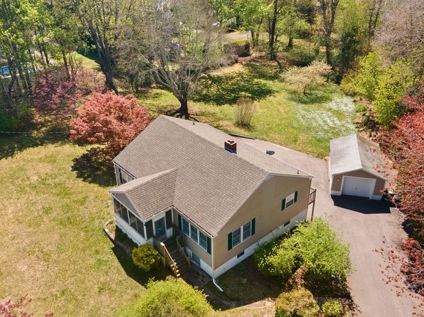 444 Mohegan Avenue Pkwy, Quaker Hill, CT 06375