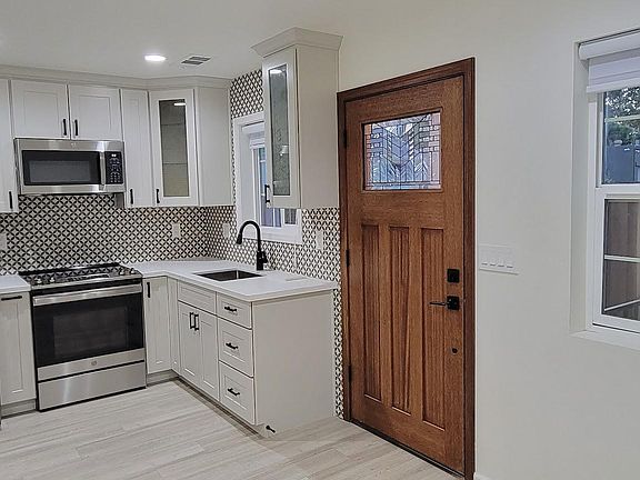 Beautiful layout and kitchen.