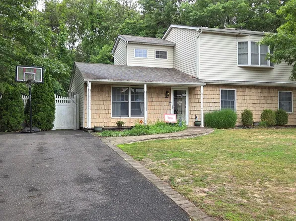 132 13th Avenue, Holtsville, NY 11742