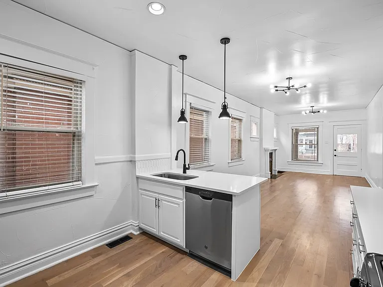 569 S Pearl St — Photo 11