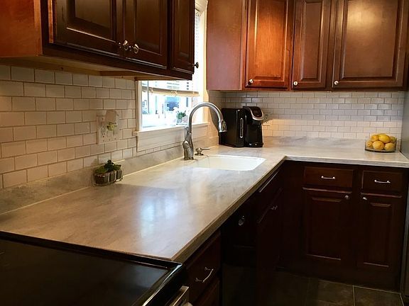 4th image of 15 Elmwood Cir