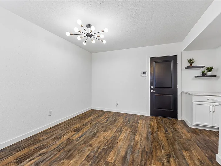 1908 Augusta Dr #3 — Photo 2
