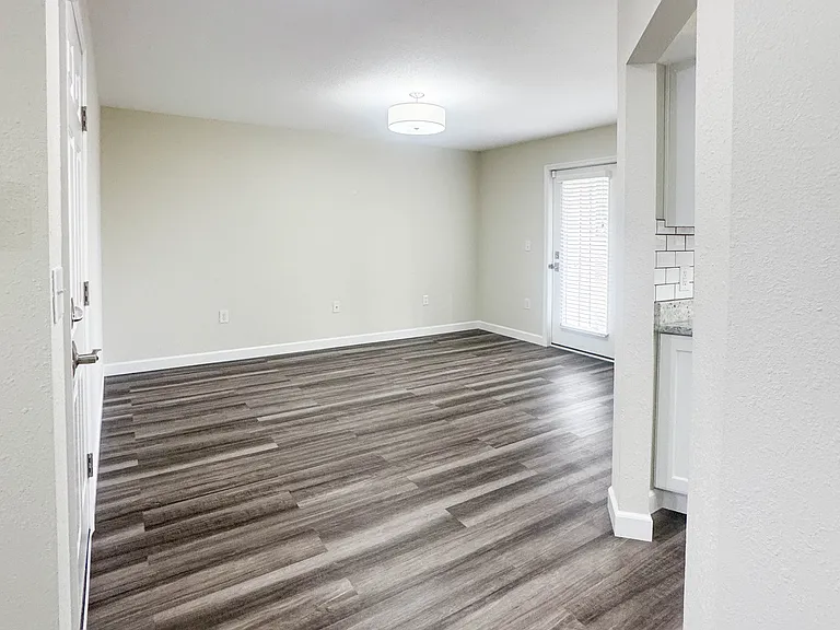 910 Hope Dr — Photo 9