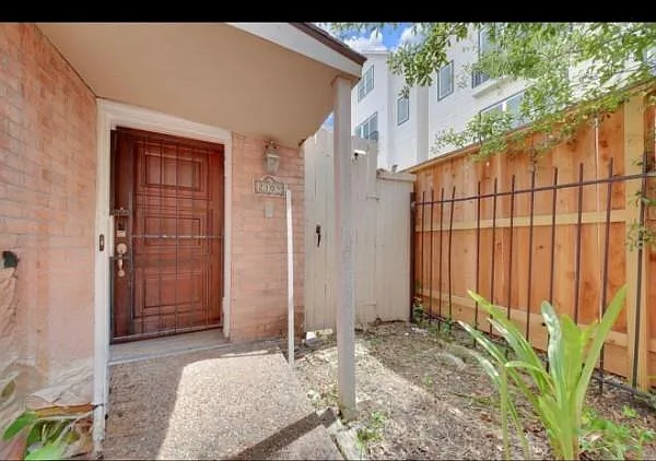 2 bed, 2.5 bath, 2496 sqft, $2,800 — Photo 1