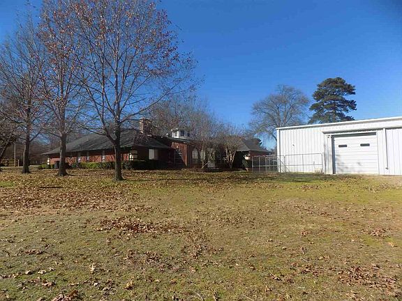 4th image of 300 Wade Ln