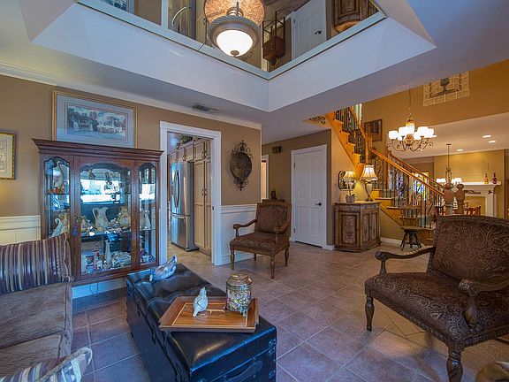 4th image of 255 Fox Hills Dr