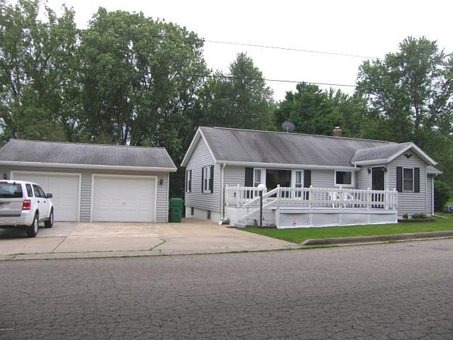 1st image of 836 Brown St