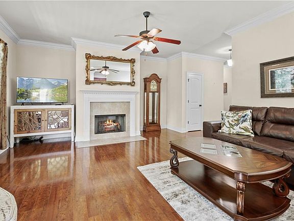 3rd image of 855 Woodsprings Ct