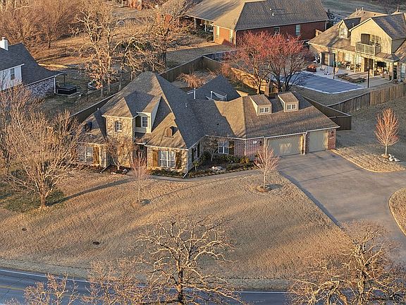 2nd image of 725 E Old North Rd N