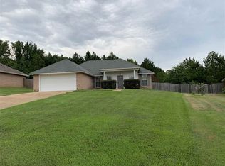 565 Eaglewood Dr, Florence, MS 39073