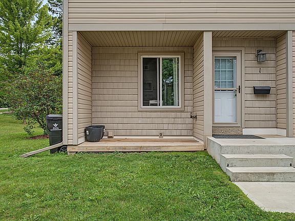 4th image of 15 Green Valley Dr #1