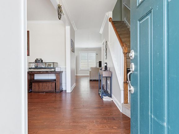 2nd image of 476 Landsdowne Circle