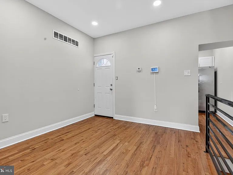 2543 Nicholas St — Photo 6