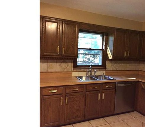 3rd image of 5570 Lockwood Blvd