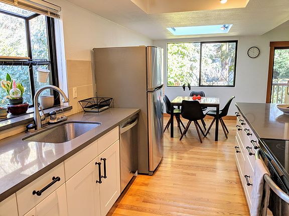 5th image of 11208 NE 61st Pl
