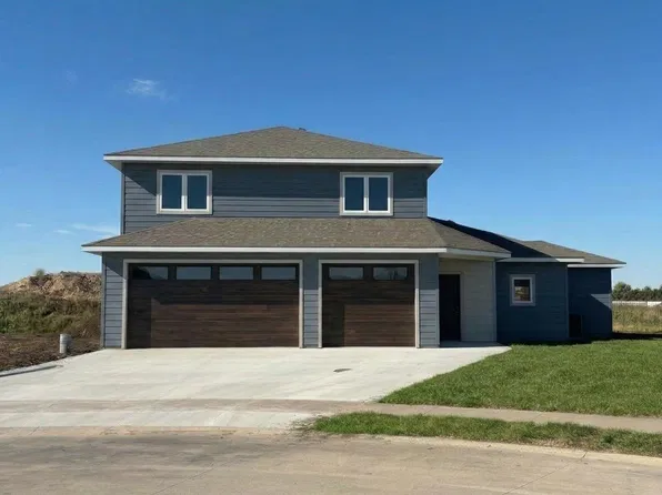 3706 Larchwood Cir, Spirit Lake, IA 51360
