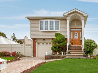 17 Greenway Cir, Syosset, NY 11791