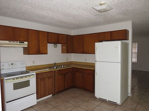 5th image of 2004 Cedarhill Dr APT C