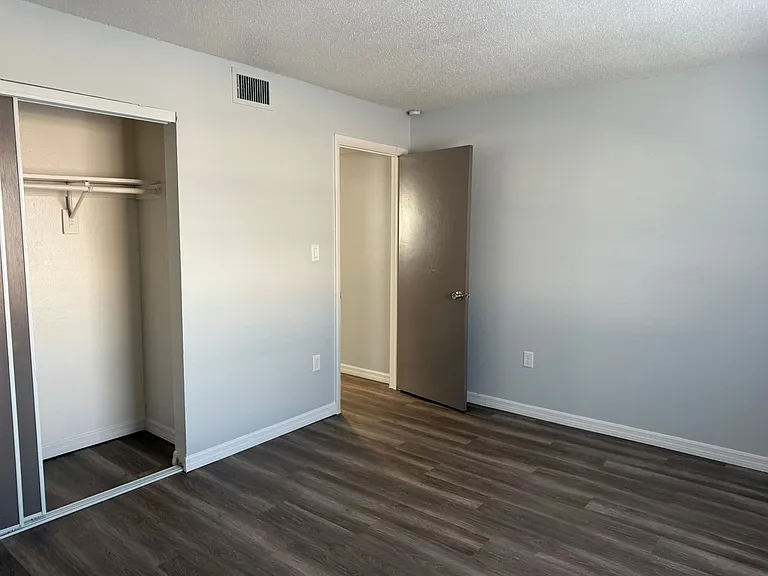 Manatee Bay Apartments — Photo 60