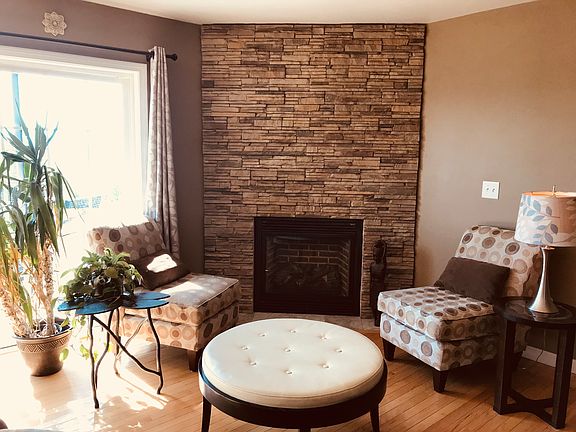 Living room w/gas fireplace
