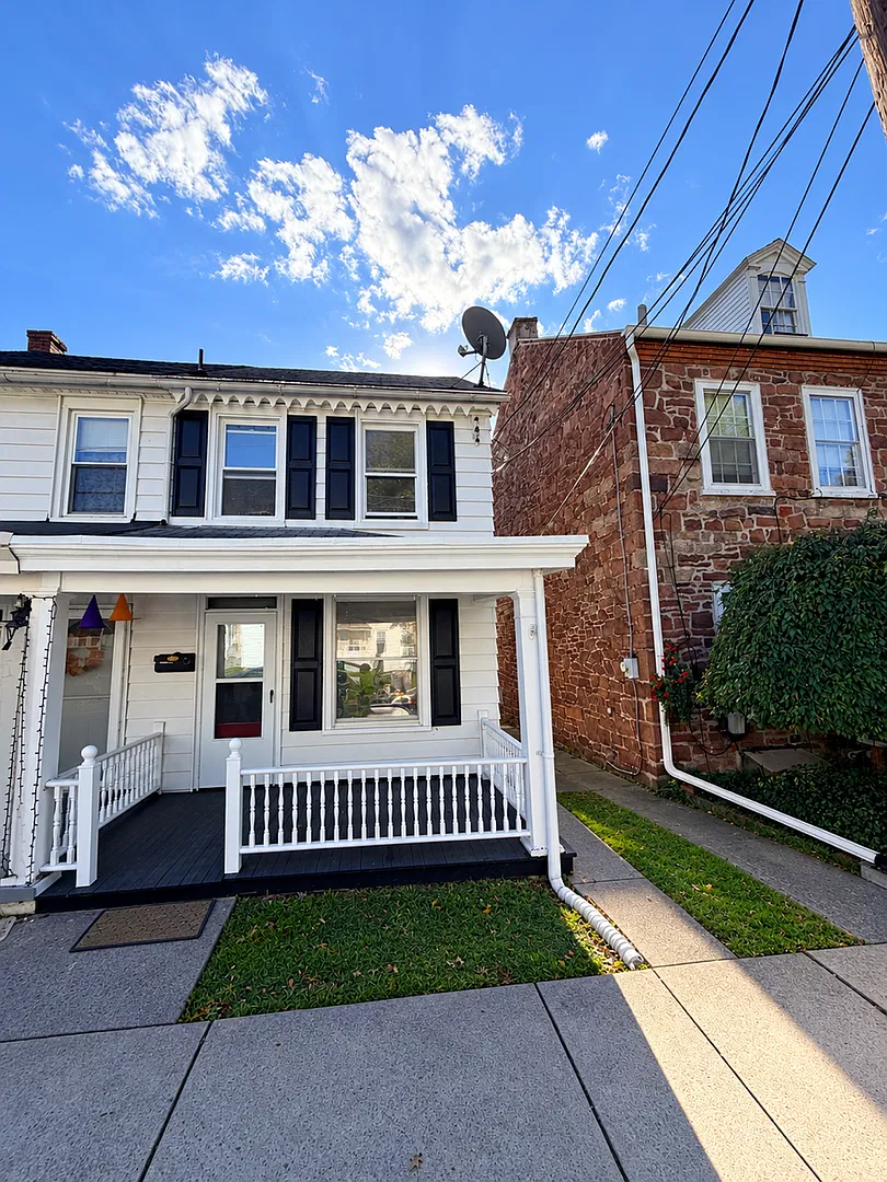 Vintage Charm Meets Fresh Style A Three-Bedroom Home with Personality — Photo 1