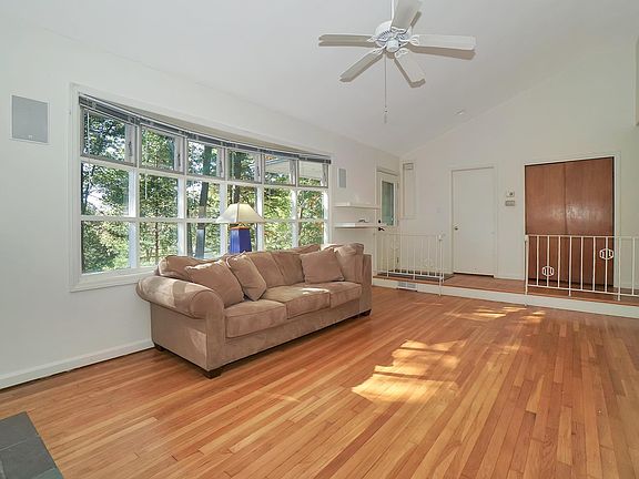 3rd image of 21 Eckernkamp Dr