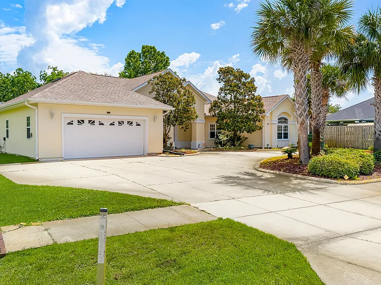 102 Sunset Cir — Photo 1