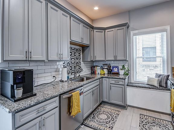 4th image of 40 Easton Ave