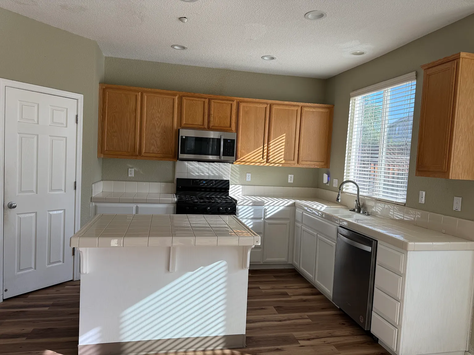 4 bed, 2.5 bath, 2270 sqft, $3,295 — Photo 4