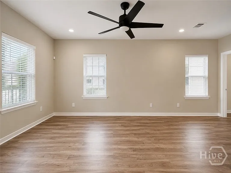811 Elliott Ave — Photo 4