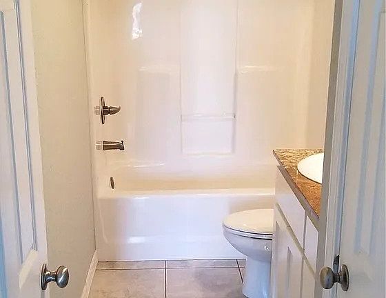 4th image of 834 Baker St NW