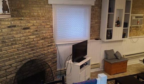 4th image of 518 W Arlington Pl APT 1F