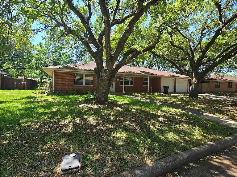 801 Rosewood Dr — Photo 2