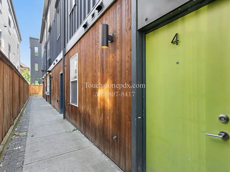 424 NE Jessup St #4 — Photo 23