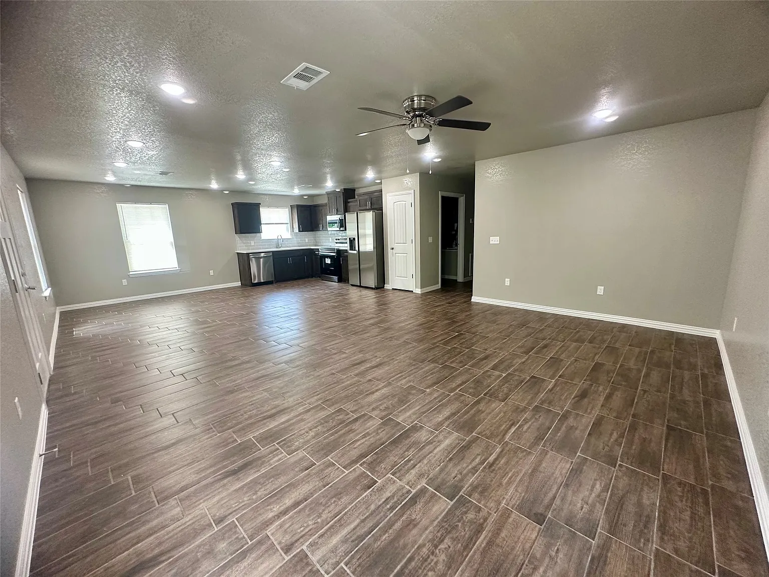 3 bed, 2.0 bath, 1440 sqft, $1,400 — Photo 4