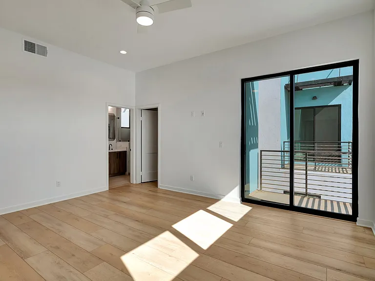109 Daisy Ave #4 — Photo 48
